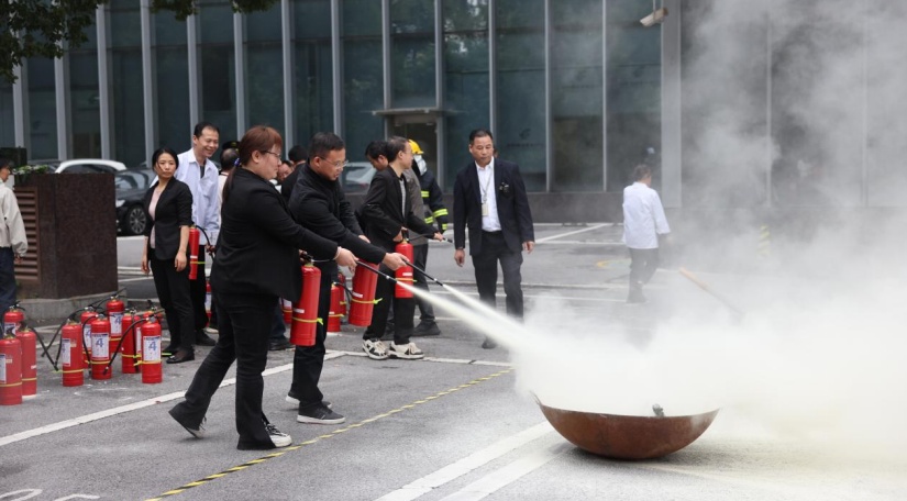員工體驗滅火實操環節。單位供圖