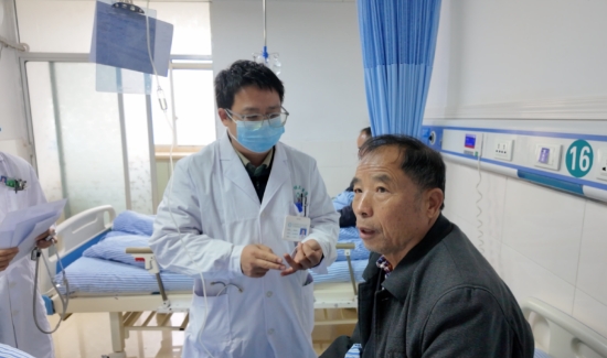 医生给魏大爷查房。朱婷摄