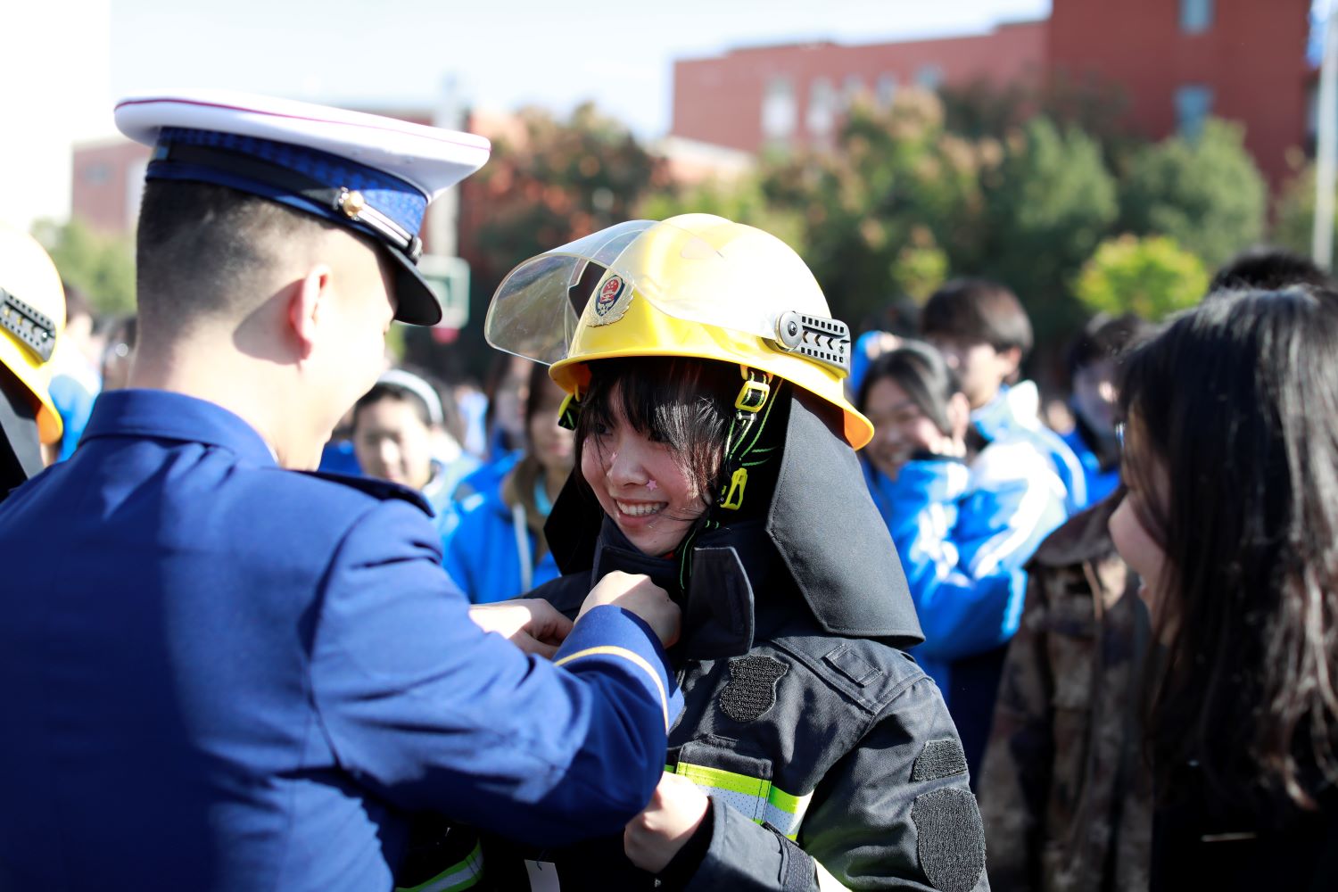 體驗滅火救援服（單位供圖）