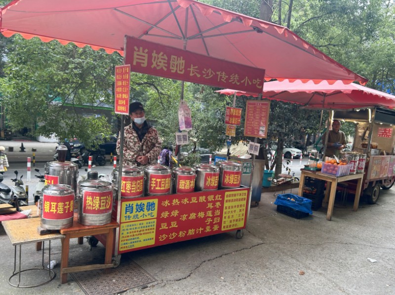 李易面馆门前摆摊的商户。受访单位供图