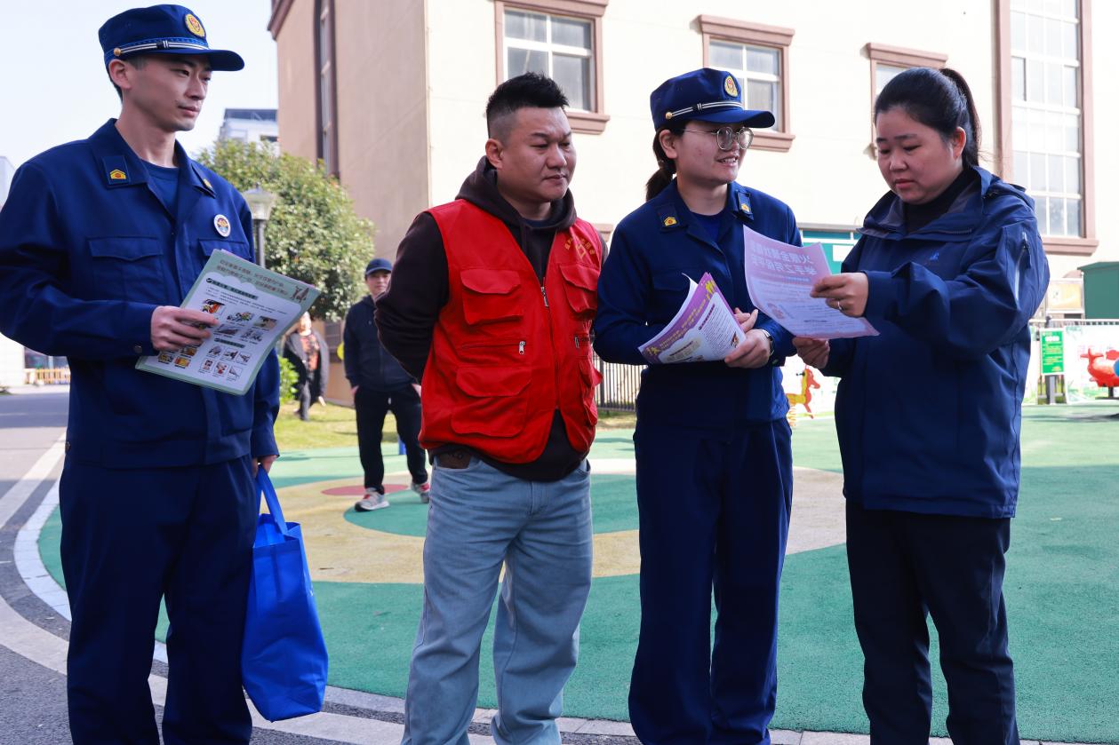 消防宣传员走进社区开展消防宣讲(单位供图)