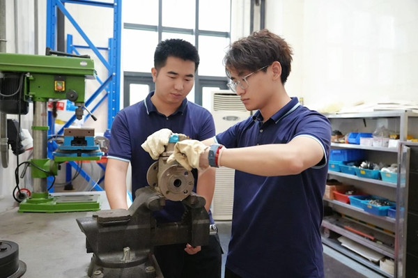 青年员工在实操课上更换零部件。曾家琪摄