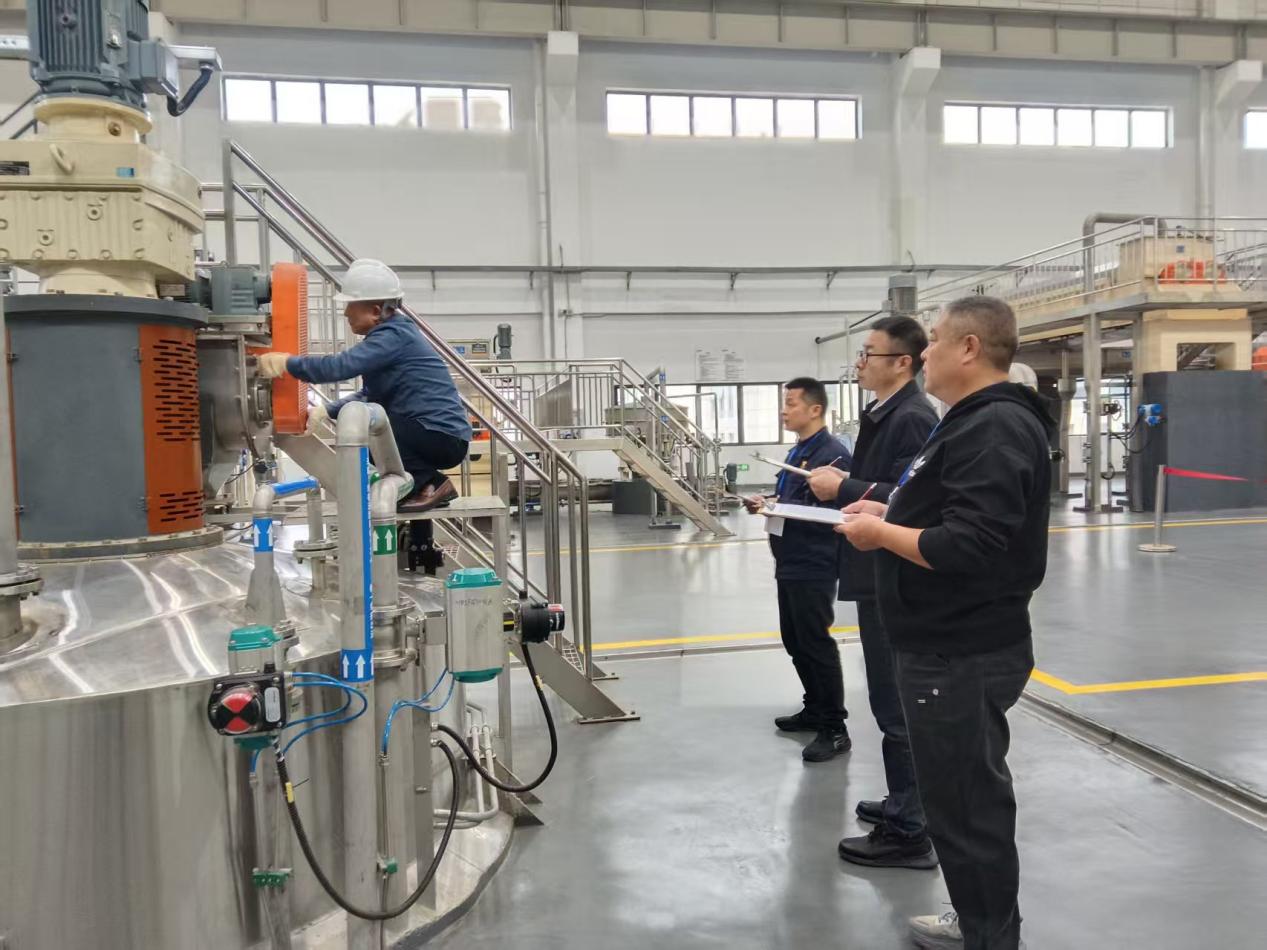 该公司机械维修工开展技能比武活动现场。谭小荣摄