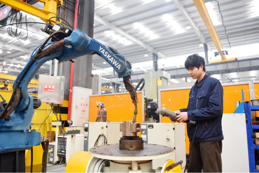 维克液压生产车间，工作人员正在仔细打磨每一个零部件。申兴刚 摄