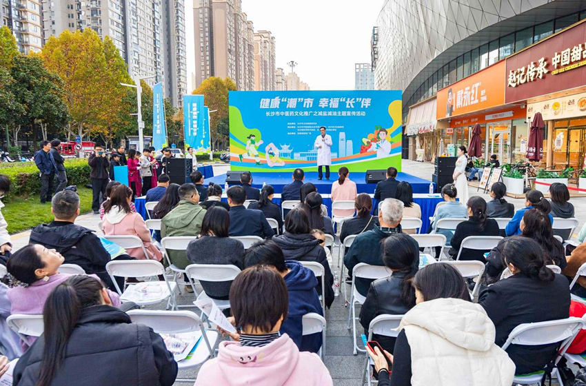 医生讲解健康膳食知识。受访单位供图