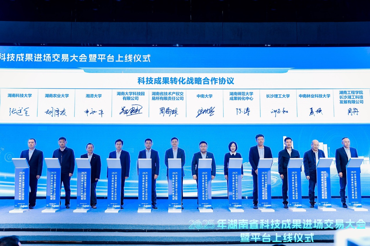 现场集中签约。主办单位供图