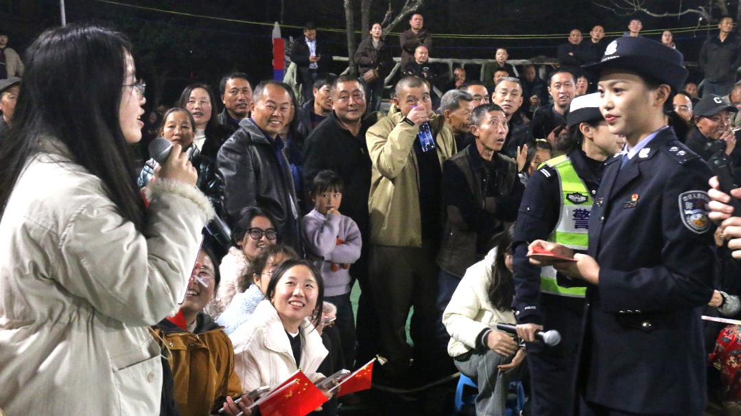 现场参与答题的群众络绎不绝（单位供图）