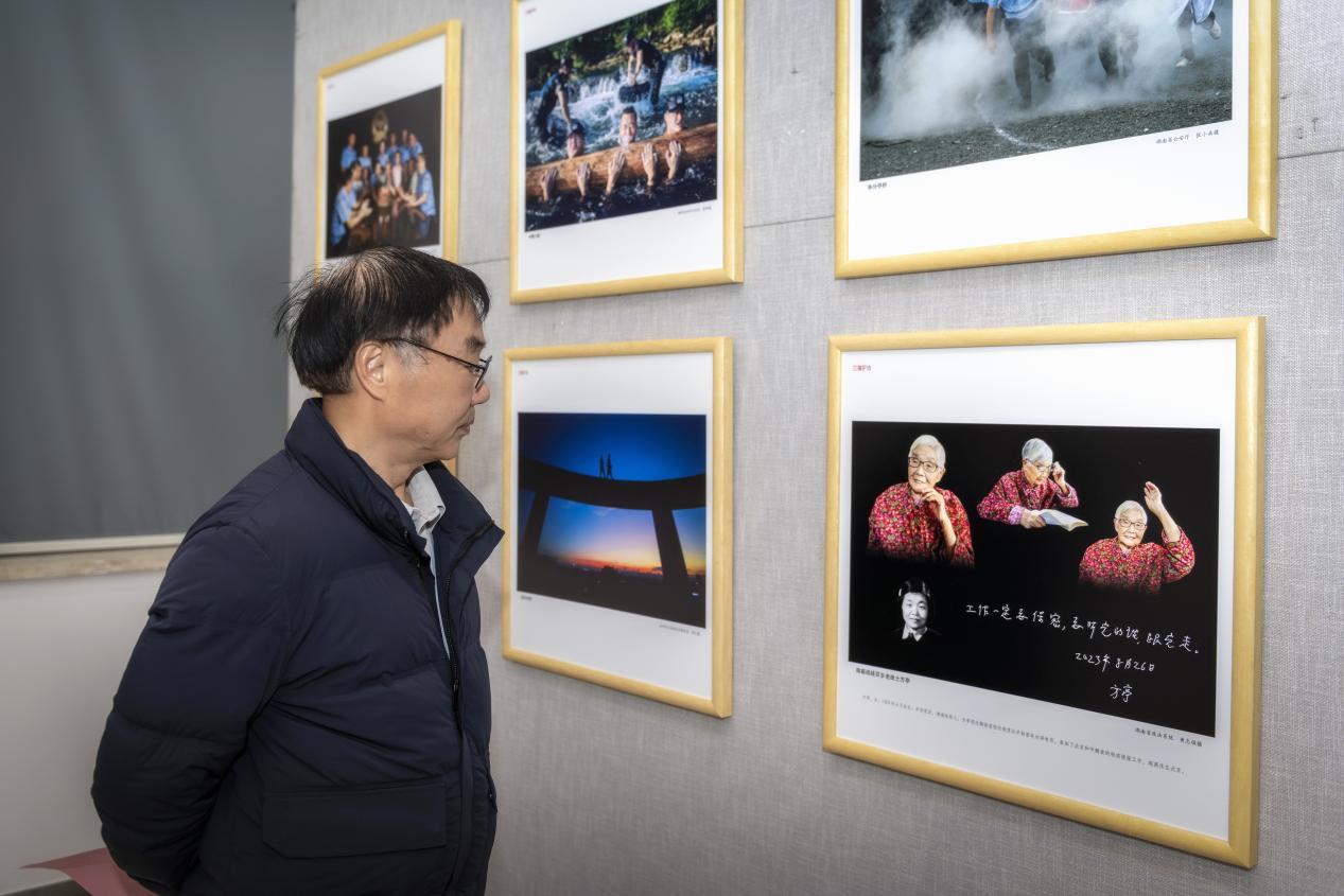 與會人員參觀攝影展。單位供圖