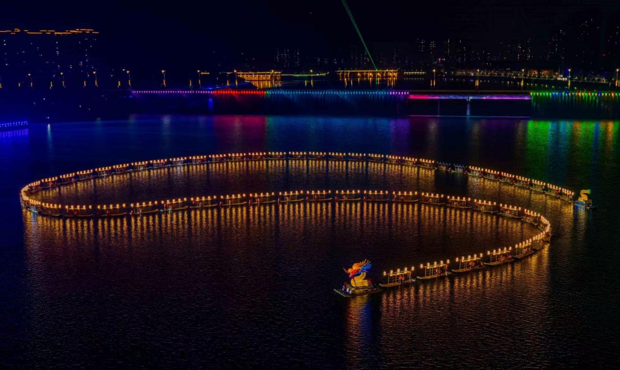 第三届张家界旅游发展大会的水上板板龙灯。慈利县委宣传部供图
