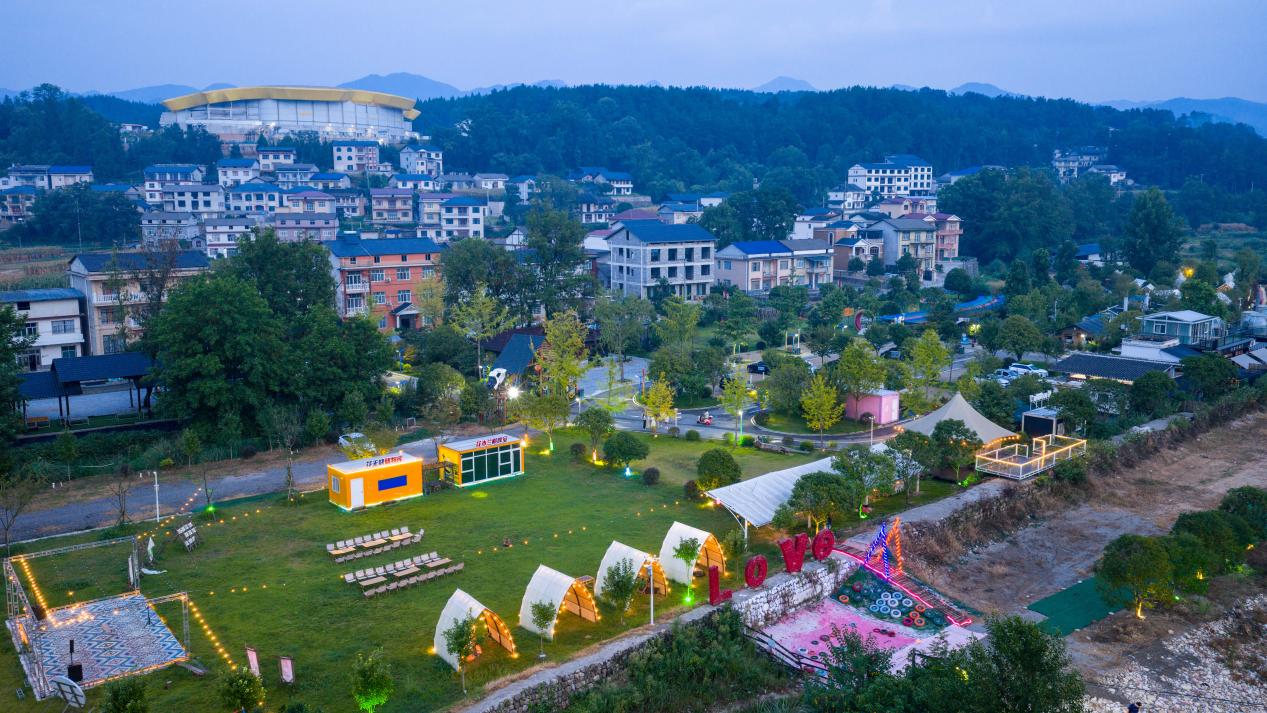 慈利县悬崖花开。慈利县委宣传部供图