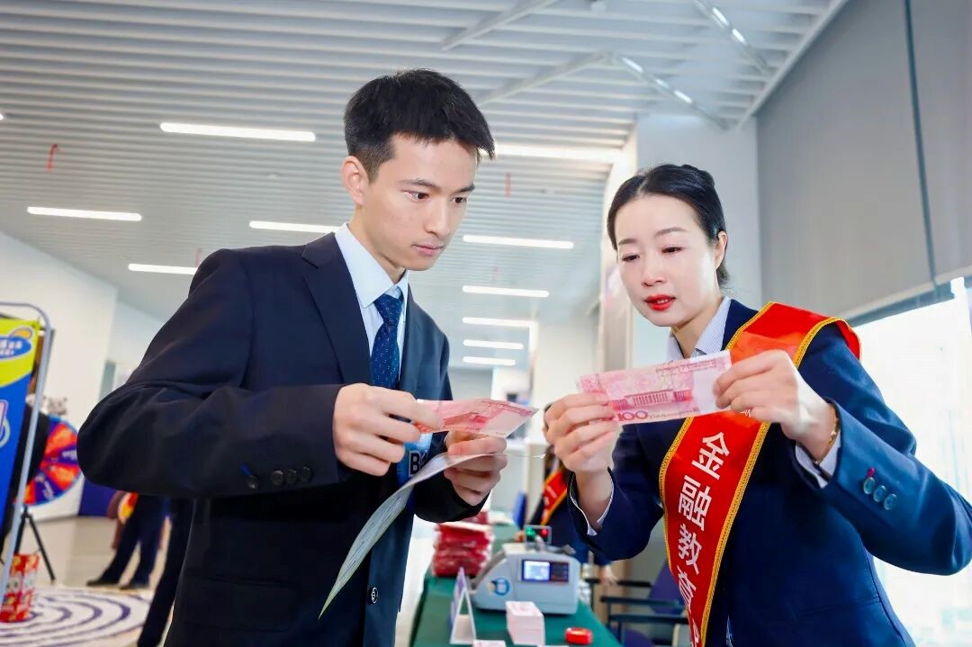 業務骨干志願者現場演示“火眼金睛識假幣”“一學就會點鈔術”。單位供圖