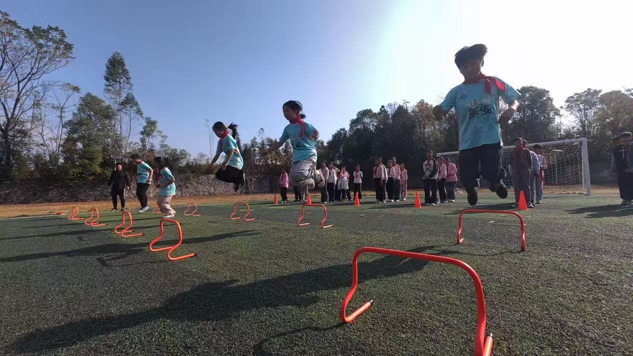 孩子们刻苦训练。邓志宇摄