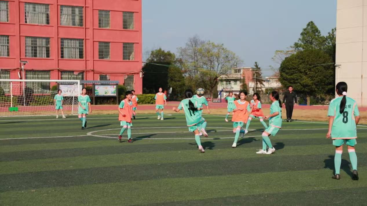 唐敬漫在实战演练中射门。邓志宇摄