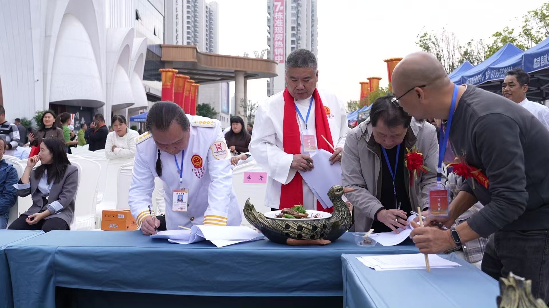 郴州市烹饪专家、名厨组成的评委团队正在进行评比。受访单位供图