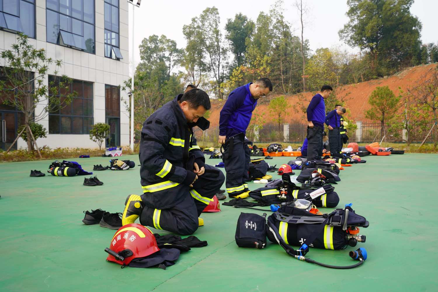 消防救援人员正在开展个人防护装备训练（单位供图）