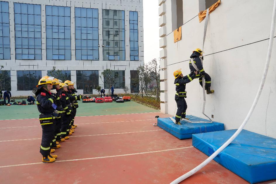 消防救援人员正在开展紧急避险训练（单位供图）