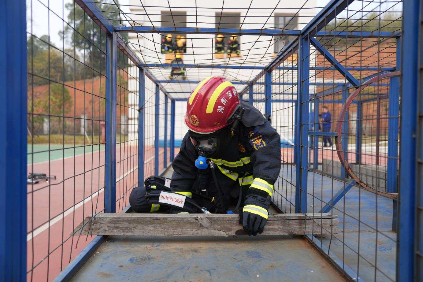 消防救援人员正在开展模拟黑暗环境下脱困训练（单位供图）