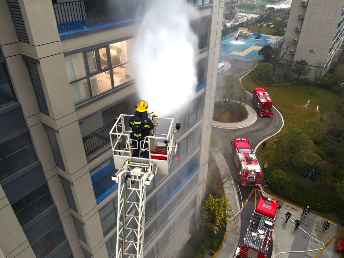 阻止建筑外火势蔓延（单位供图）