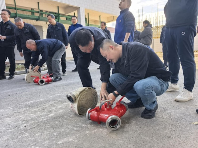 员工学习消防知识。蒋滢洁摄