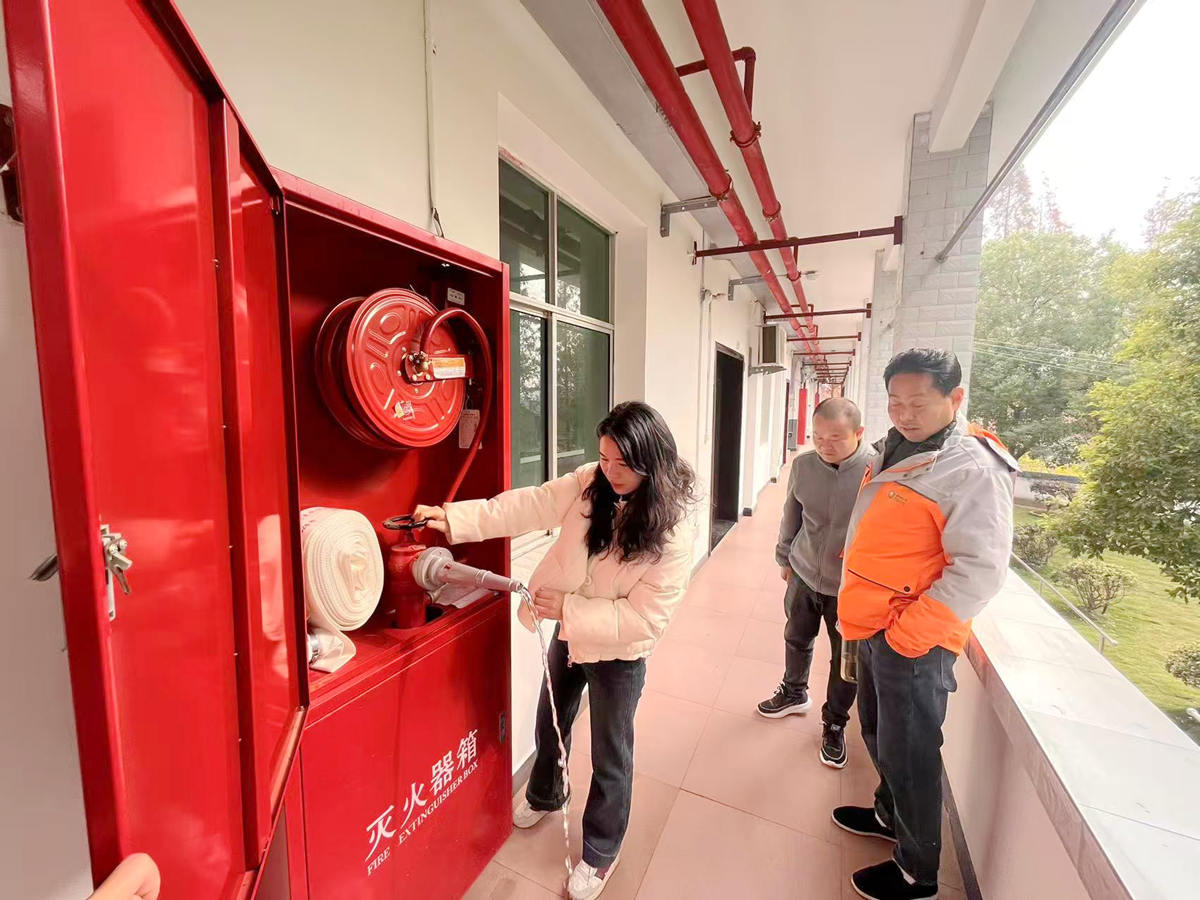 工作人员在镇敬老院开展消防安全检查。隆逸瑶摄