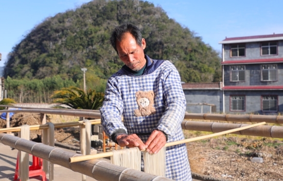 村民晾晒紅薯粉。藍玉春攝