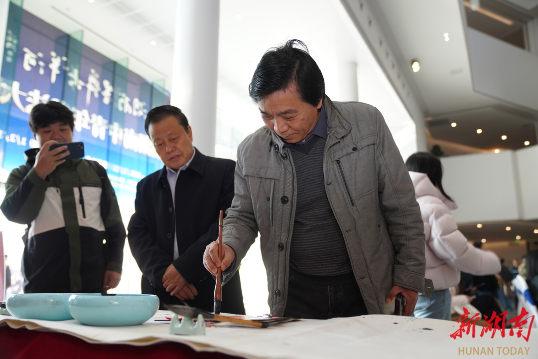 湖南省书法家协会副主席刘晓斌书写祝福。左观奇摄