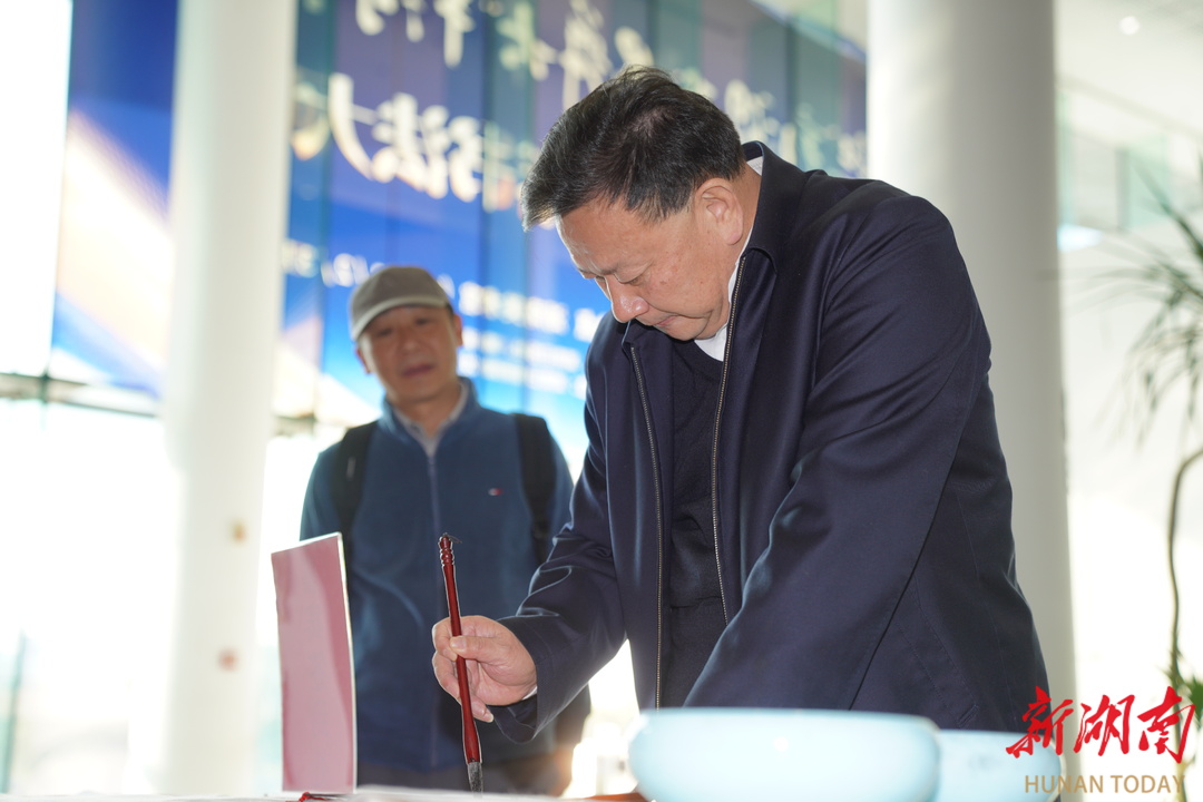 中书协副主席、省书协主席鄢福初写福。左观奇摄
