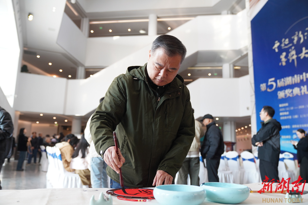 湖南省书法家协会副主席崔向君书写祝福。左观奇摄