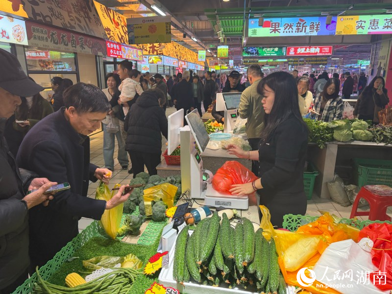 市民在现场选购蔬菜。人民网记者 林洛頫摄