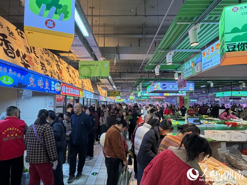 市民在集市内进行选购。人民网记者 林洛頫摄