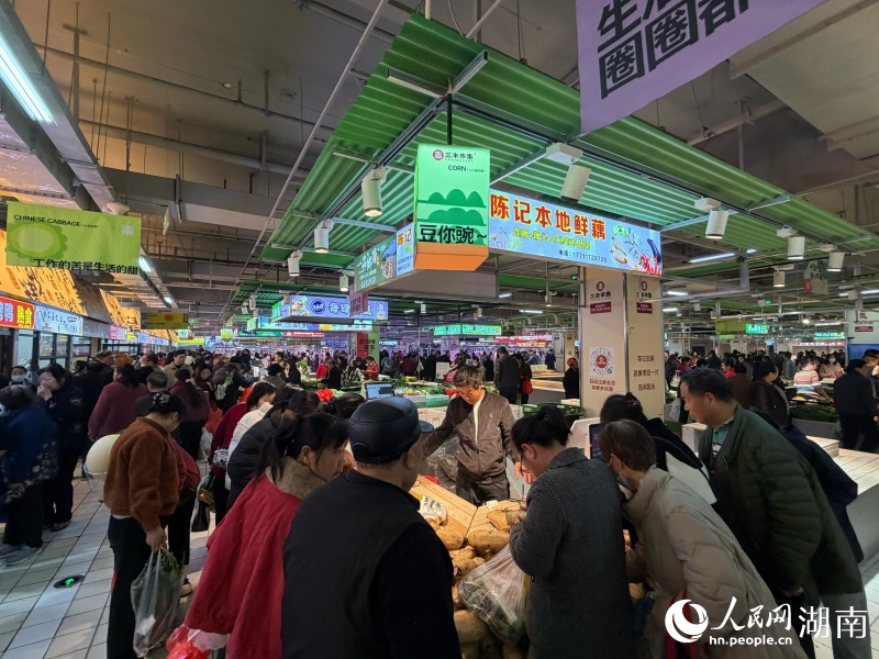 市民在集市内进行选购。人民网记者 林洛頫摄