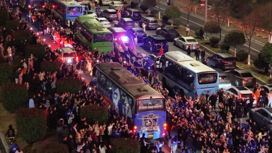 球迷在高速路口迎接球隊凱旋回到永州。受訪單位供圖