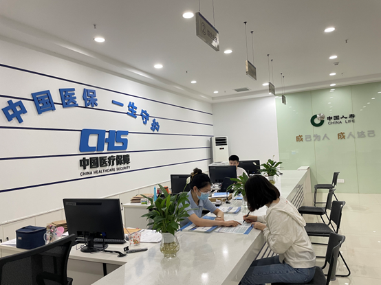 在重庆璧山区长期护理保险服务大厅，工作人员为市民办理长护。单位供图
