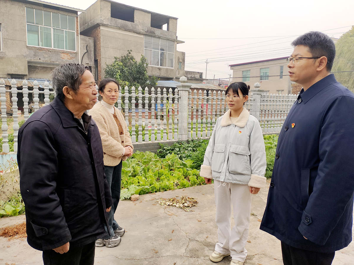 图为镇纪委负责同志走访陈红公路沿线居民，倾听解决群众诉求。受访单位供图