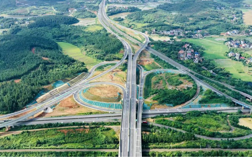2024年12月31日，茶常高速建成通车。单位供图