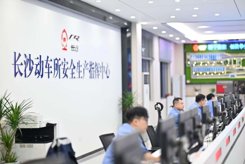 调度员在核对元旦期间动车组开行计划。黄俊人摄