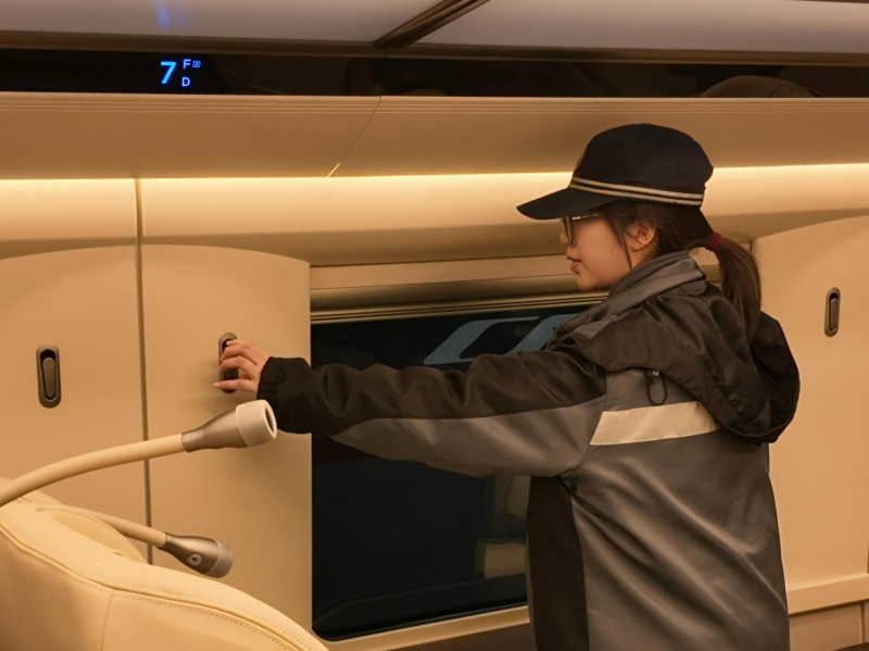 动车组机械师在对旅客服务设备设施进行检测维护。黄俊人摄