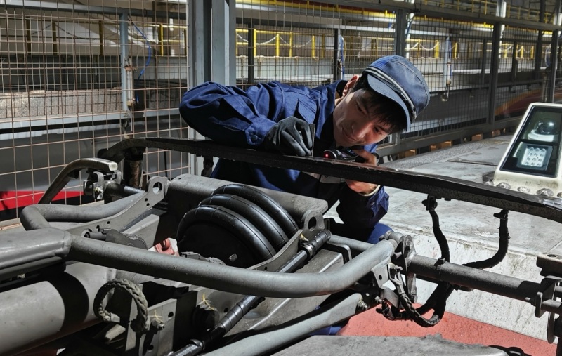 动车组机械师正在检查动车组车顶受电弓装置。黄俊人摄