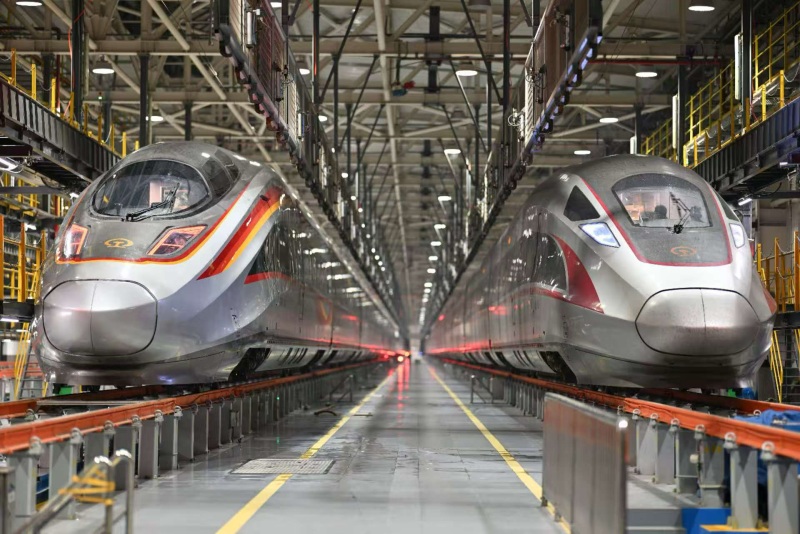 长沙动车运用所检修库内停靠的动车组。黄俊人摄