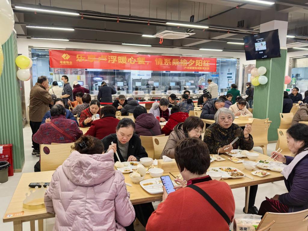 集体庆生就餐现场。单位供图