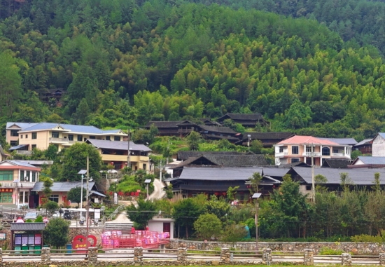 长铺子苗族侗族乡佘家村。黄开龙摄