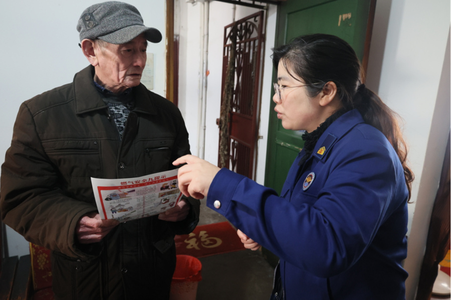 为居民讲解防火知识。湖南消防供图