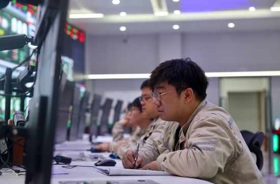 運行人員在集控室內監盤。受訪單位供圖