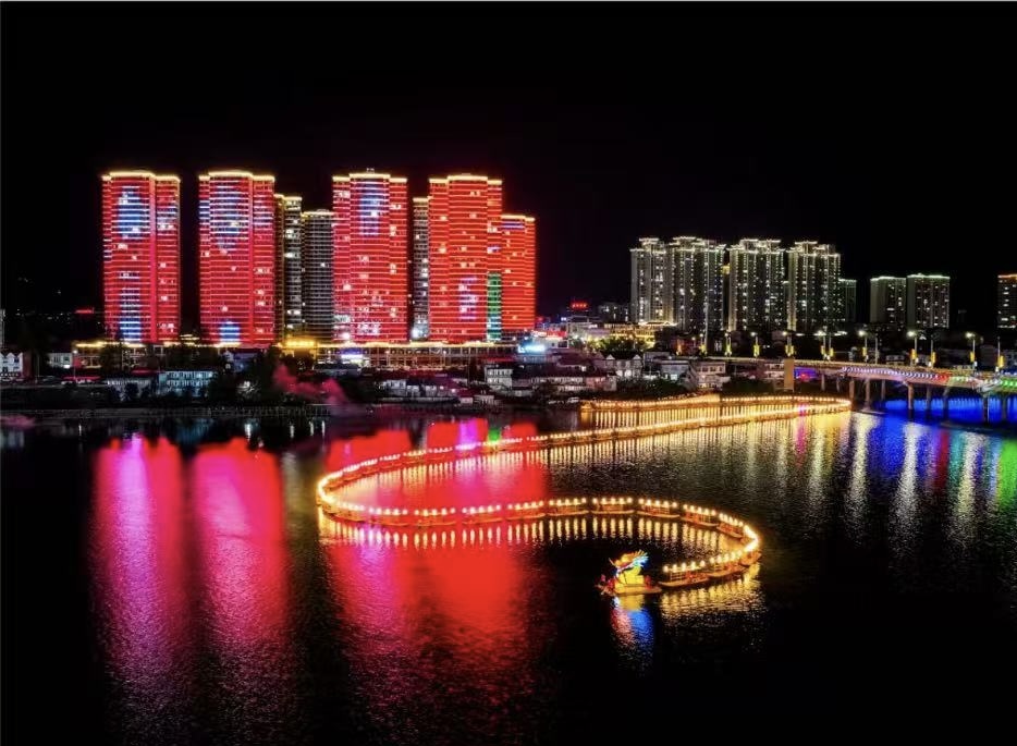 慈利县板板龙灯水上夜游活动。慈利县委宣传部供图