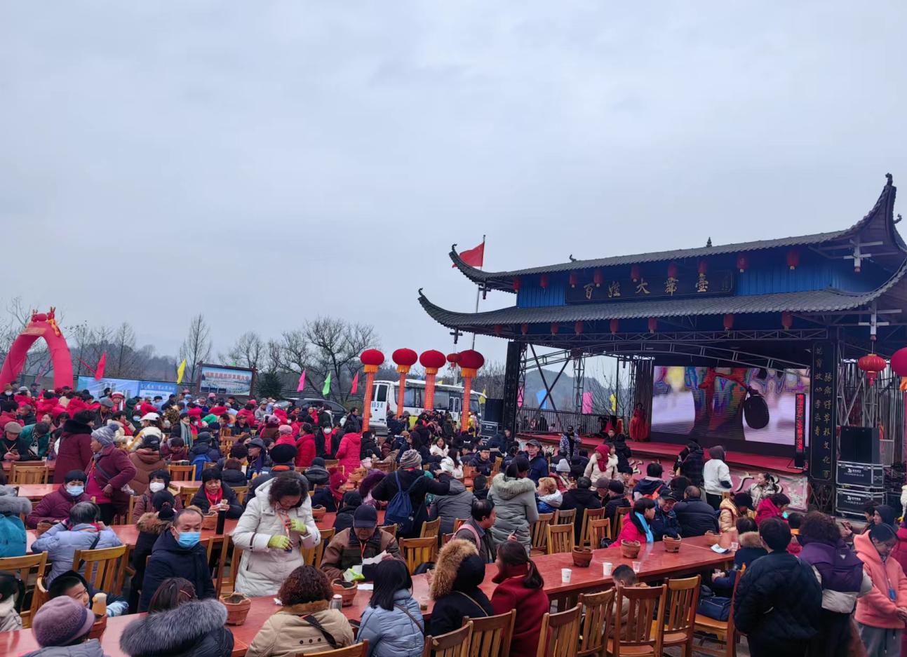 慈利县板板龙灯传习所举办千人游龙潭腊八节活动。慈利县委宣传部供图