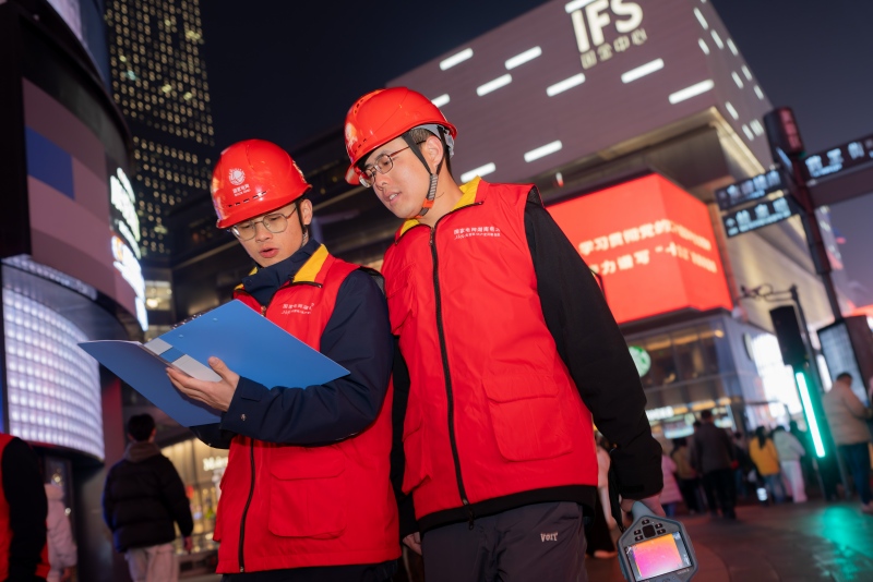 2025年12月30日，國網長沙供電公司（電雷鋒）東方紅共產黨員服務隊員對熱門商圈開展全面測溫巡線保電工作。石磊攝