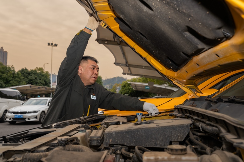 2025年12月30日，國網長沙供電公司后勤事務管理專責李凡德對元旦值班報備車輛進行安全隱患排查。石磊攝