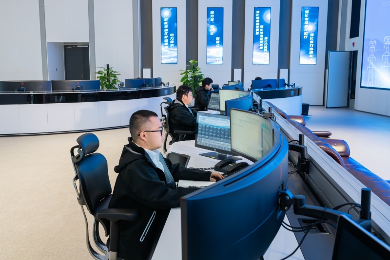 2025年12月31日，國網長沙供電公司調控中心調度員正堅守在電網運行的第一線，以專業與責任守護著電網安全穩定運行。石磊攝
