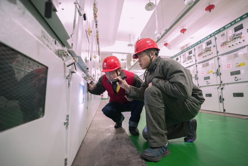 2025年12月31日，國網長沙供電公司工作人員在110千伏桃花變10千伏開關櫃開展專業化巡視工作。劉熠楊攝