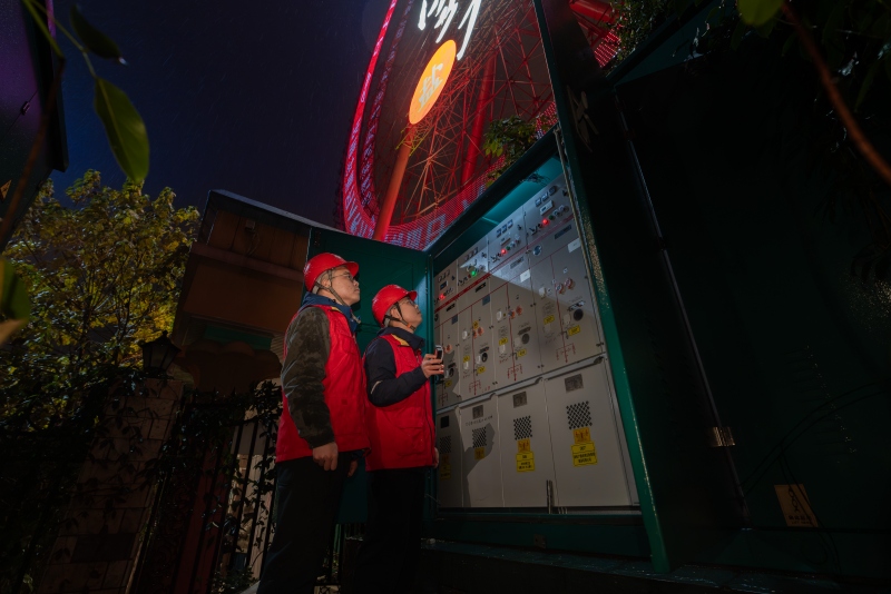 2025年12月31日晚11：15，國網長沙供電公司（電雷鋒）東方紅共產黨員服務隊員在世界之窗跨年活動現場檢查電力設備。石磊攝